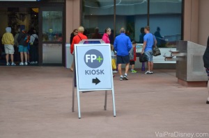 Para procurar um Kiosk do Fastpass+, basta seguir as setas espalhadas pelos parques nessas placas