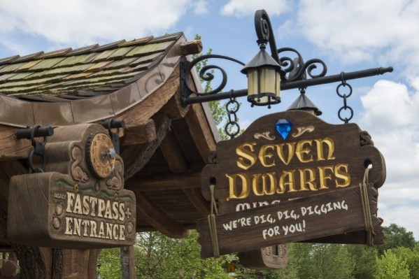 Entrada da montanha russa Seven Dwarfs Mine Train