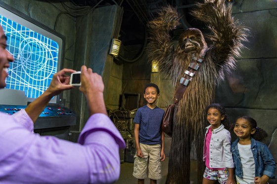 Já é possível encontrar o Chewbacca no Launch Bay para tirar fotos.