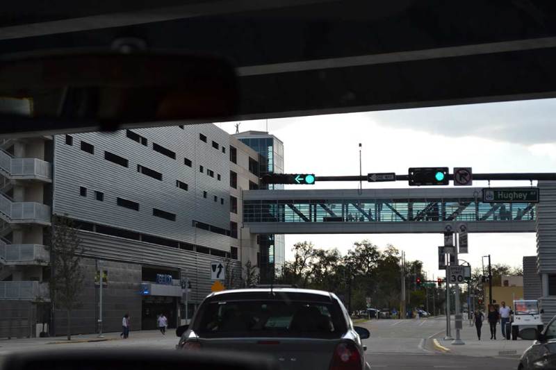 ponte que liga o geico garage e o amway center