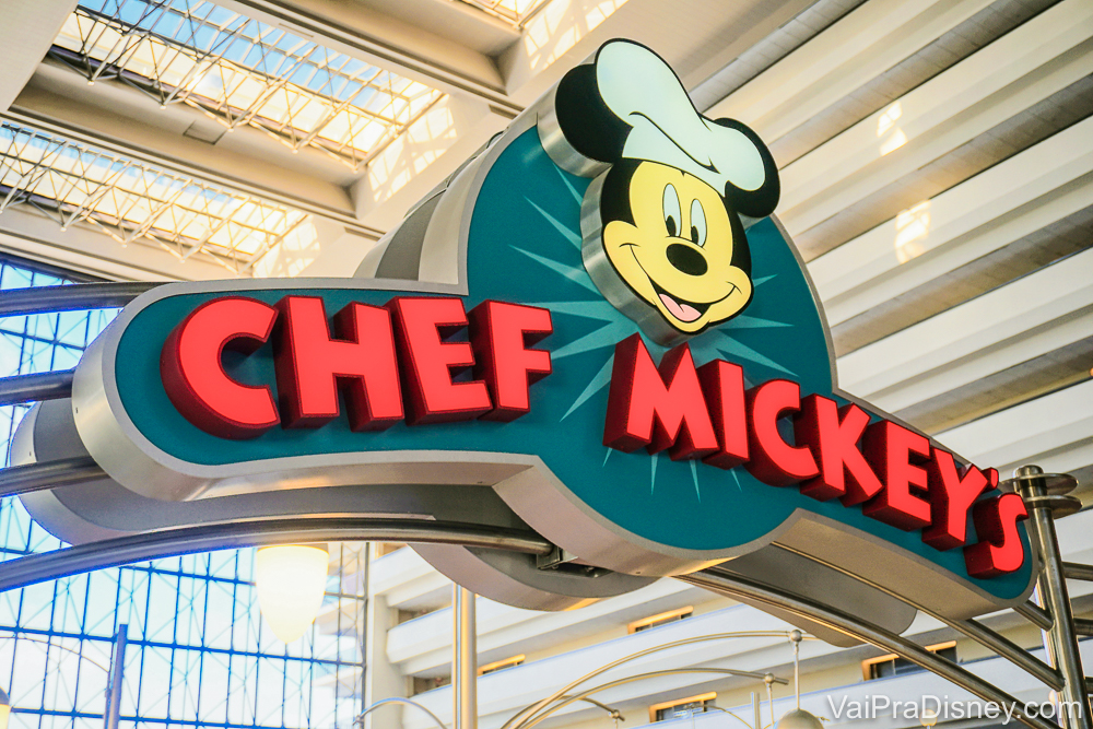 Imagem da entrada do restaurante Chef Mickey's, que mostra o Mickey com chapéu de cozinheiro acima do nome do local escrito em vermelho.