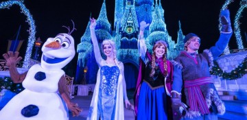 Personagens de Frozen iluminando o castelo no Frozen Holiday Wish