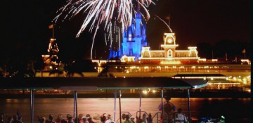 Foto divulgação da Disney que representa muito bem a beleza de ver os fogos da Seven Seas Lagoon.