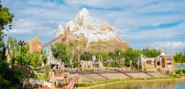 Foto da Ásia, no Animal Kingdom, com destaque para a montanha-russa Everest, o lago em frente a ela e o céu azul ao fundo.