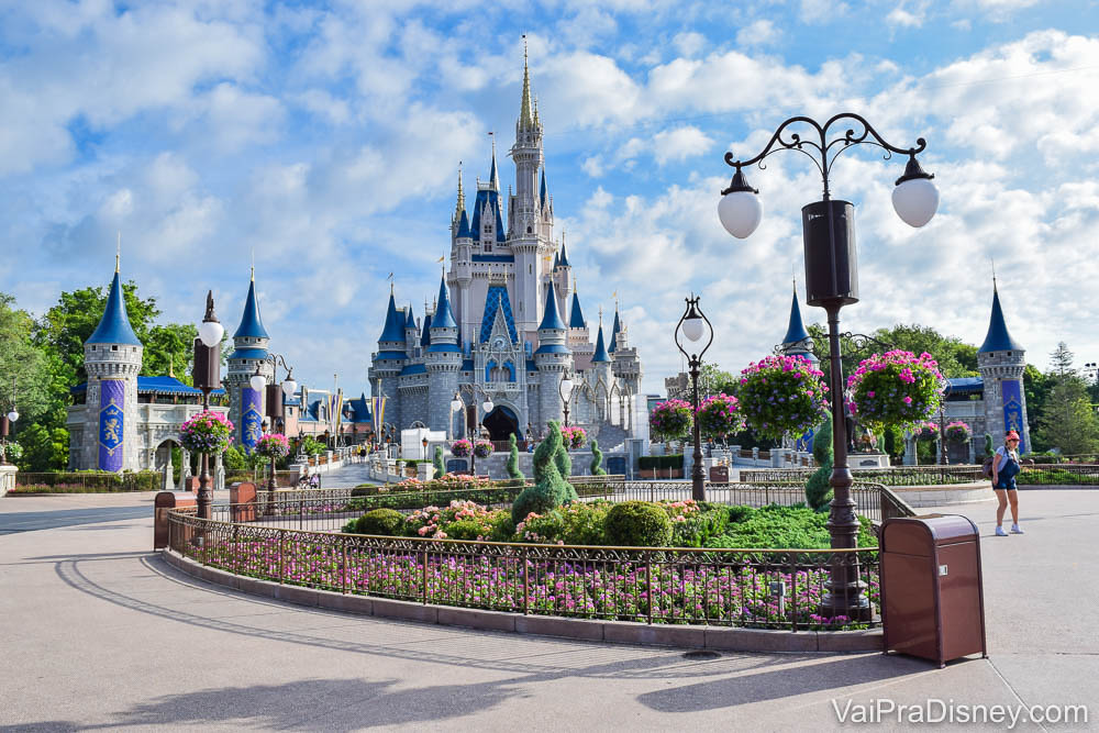 Foto do castelo da CInderela no Magic Kingdom com o parque ainda vazio, e o céu azul ao fundo com algumas nuvens.