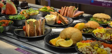 Foto de diversas opções de comida na vitrine do SeaWorld inclusas no All Day Dining Deal, como croissants, sanduíches e frutas