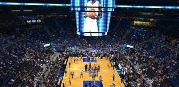 Foto dos jogadores, da quadra, das arquibancadas e do telão durante uma partida de basquete da NBA no Amway Center, em Orlando