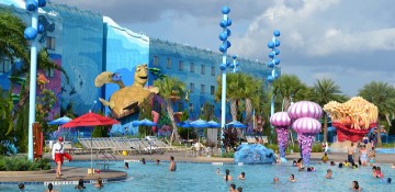 As vezes as crianças curtem mais a piscina do hotel do que os parques, mas é assim mesmo! :P