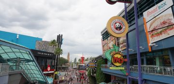 Foto do CityWalk da Universal, mostrando alguns dos estabelecimentos como a loja Fossil e o restaurante Panda Express.