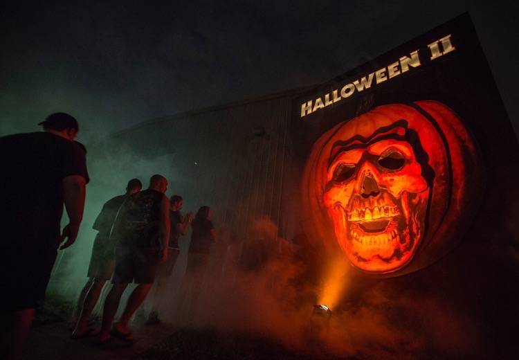 Atores de Stranger Things visitam Halloween da Universal
