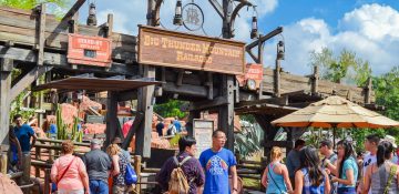 Foto da fila na entrada da Big Thunder Mountain, atração que fica na Frontierland do Magic Kingdom. A decoração é toda em madeira com tema do velho Oeste.