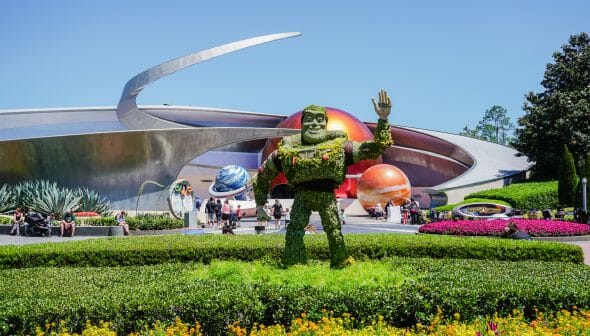 Foto da Topiária do Buzz Lightyear, no Flower & Garden Festival do Epcot, com o céu azul ao fundo.