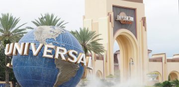 Imagem do globo que é a logo da Universal, na entrada do parque temático em Orlando, ao lado da fonte espirrando água.