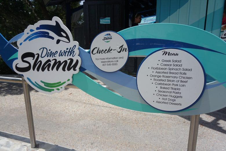 Foto da placa na entrada do restaurante anunciando o Dine with Shamu, a refeição com as baleias no SeaWorld