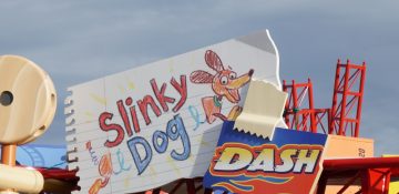 Foto da placa da Slinky Dog Dash, a montanha russa de Toy Story do Hollywood Studios