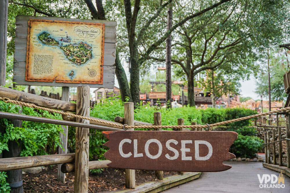 Foto de uma placa de "closed" em uma atração do Animal Kingdom, com as árvores ao redor