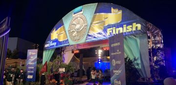 Foto da tenda que fica no final do percurso da Maratona da Disney, com uma medalha com o Mickey estampando a lona e a palavra "Finish" ao lado