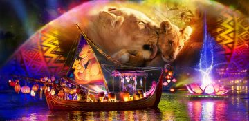 Foto de divulgação do show noturno do Animal Kingdom, o Rivers of Light. A imagem mostra um barco iluminado no lago e projeções no céu, mostrando uma cena do filme O Rei Leão.