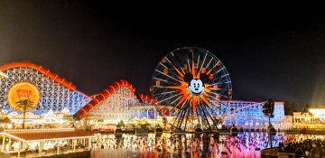 Imagem da roda-gigante do Mickey que fica no Disney's California Adventure à noite, com o parque todo iluminado.