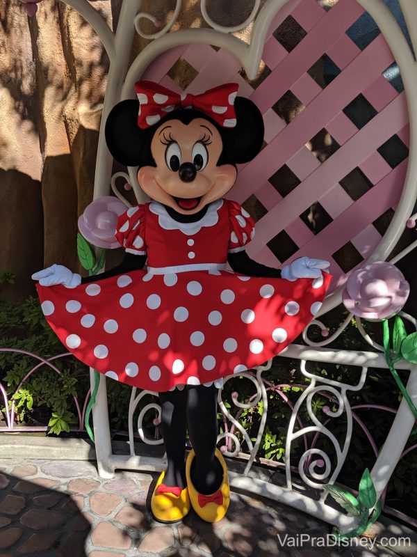 Foto da Minnie segurando o vestido e posando, na Disney da Califórnia. 
