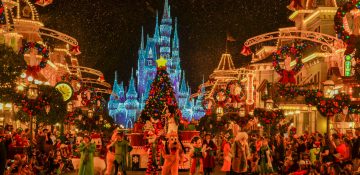 Foto do Magic Kingdom com a decoração da Festa de Natal, iluminando toda a Main Street e o Castelo.