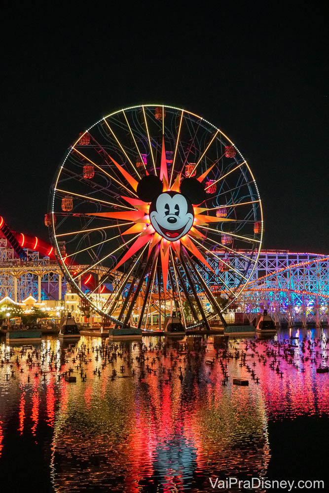 Foto da roda-gigante do Mickey que fica no Disney's California Adventure à noite, com o parque todo iluminado.