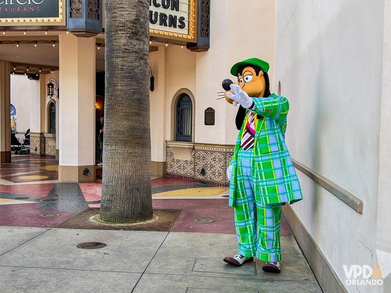 Pateta com um terno xadrez verde na entrada do disney california adventure