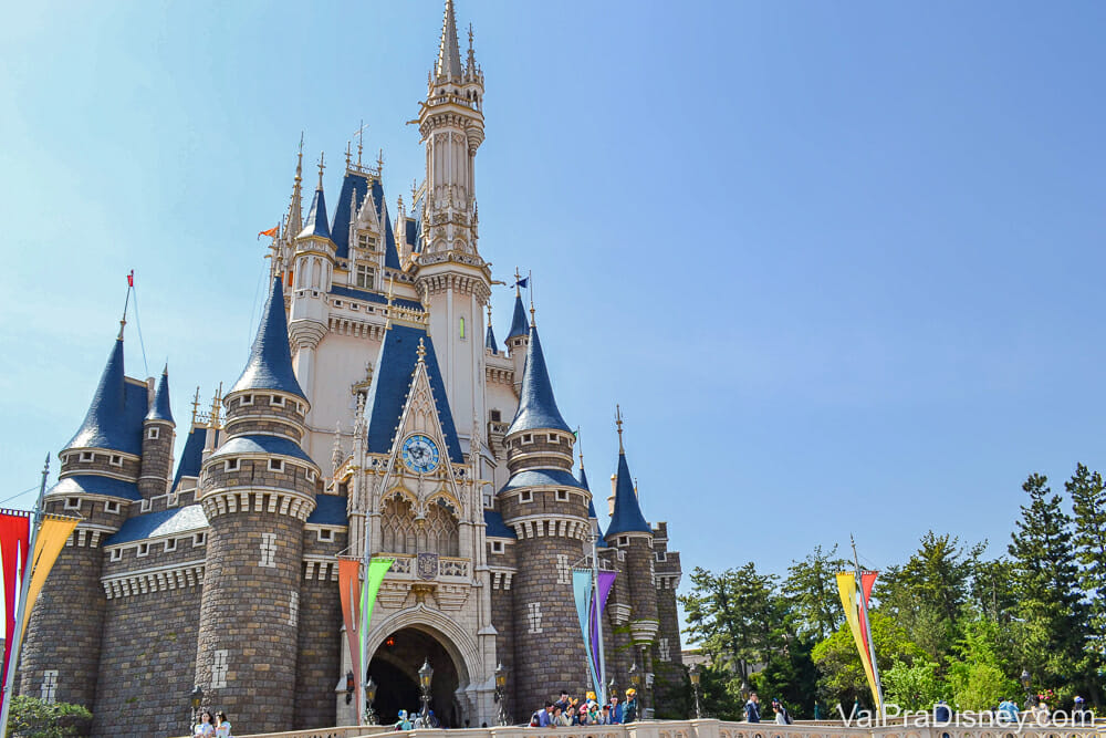 Foto do castelo na Disneyland de Tokyo, com o céu azul ao fundo