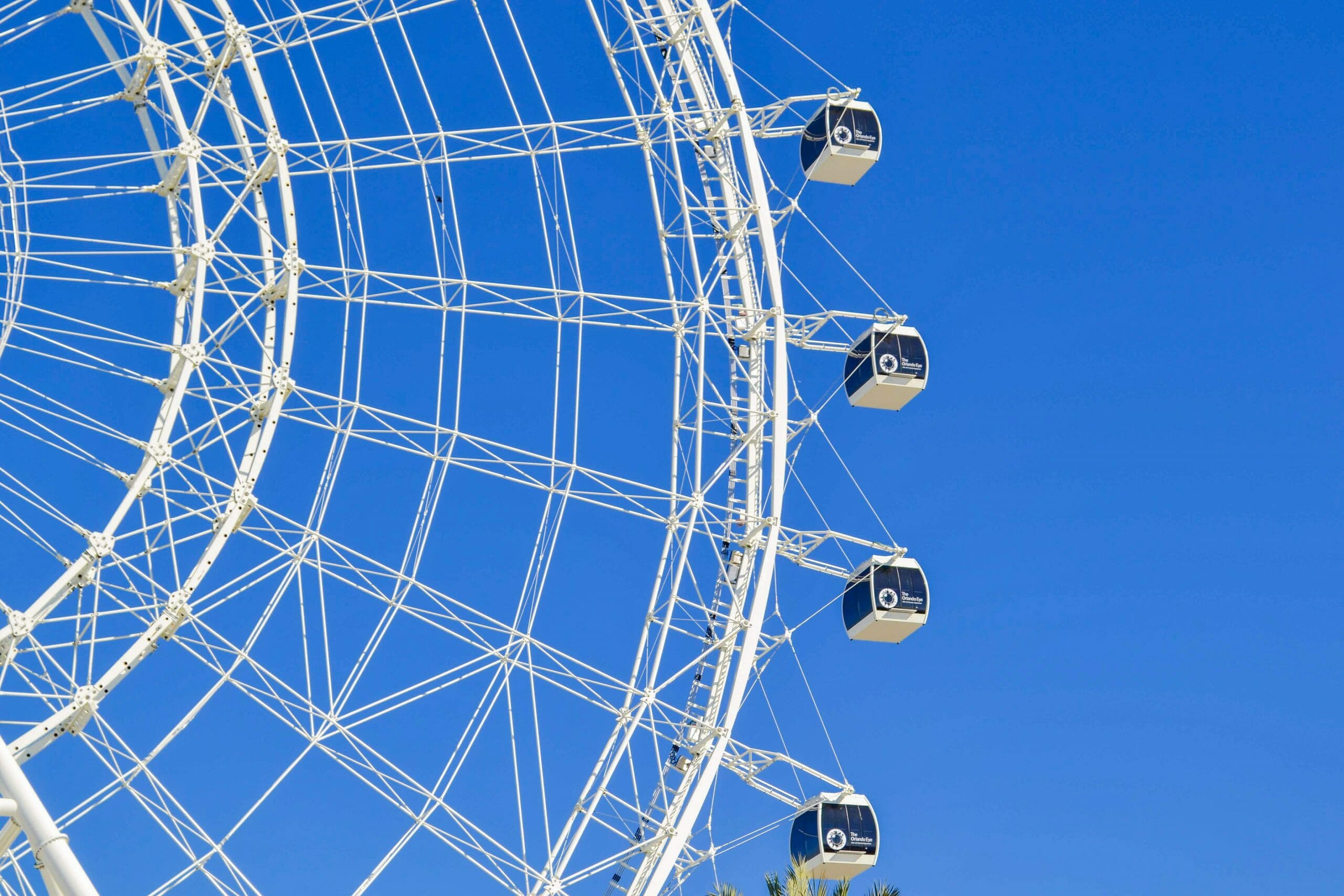 Foto da roda gigante The Wheel com o céu azul ao fundo. Ela fica no complexo do ICON Park em Orlando.