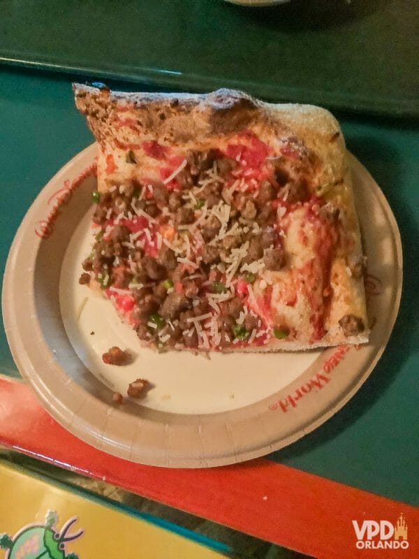 Foto da comida da Carol, que escreveu ao Viagem do Leitor, uma pizza vegana com linguiça vegetal 