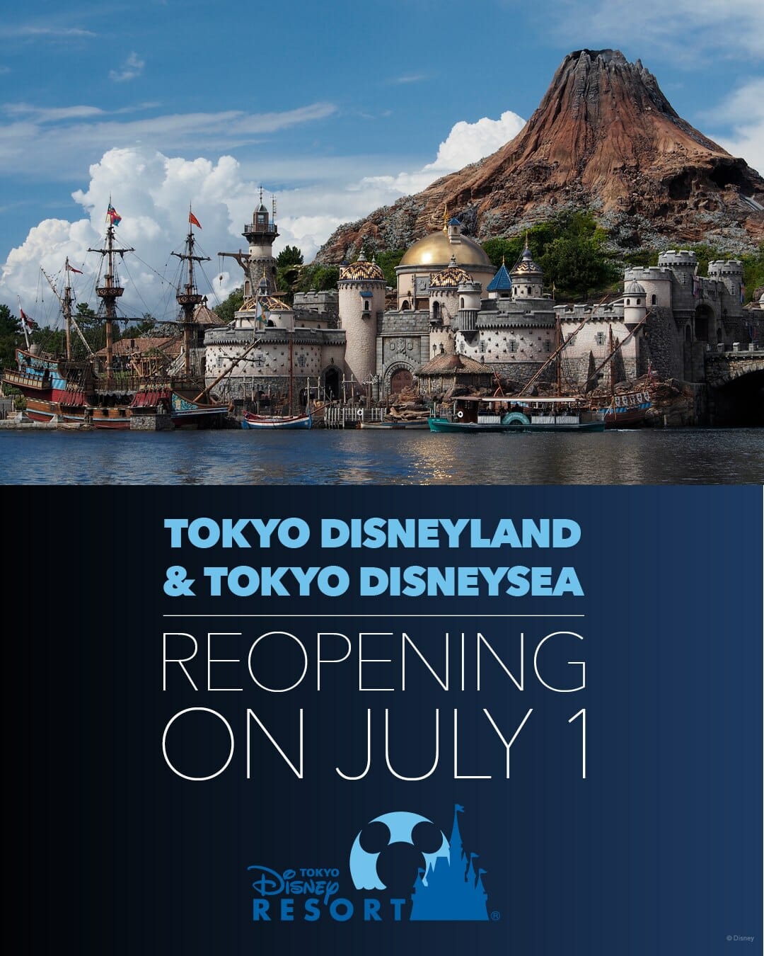 Foto do anúncio da reabertura da Disneyland de Tóquio. A imagem mostra parte do parque Tokyo Disneysea e tem o texto "Tokyo Disneyland & Tokyo Disneysea reopening on July 1"