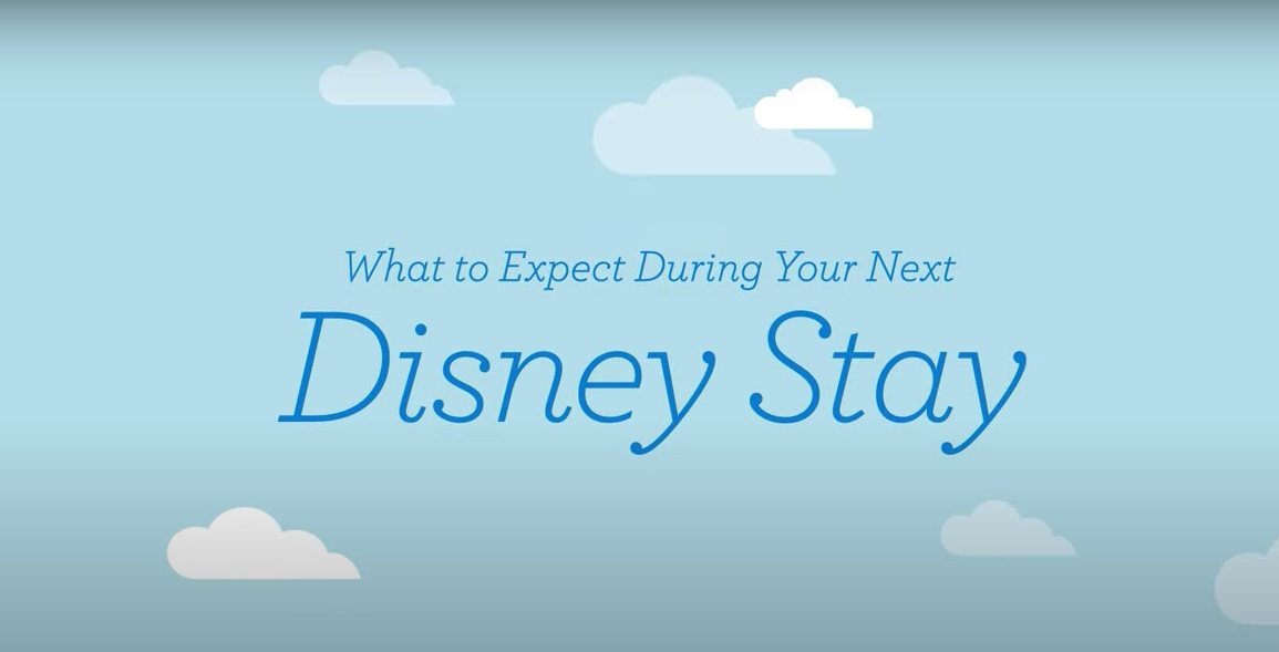 Foto de capa do informativo divulgado pela Disney sobre a reabertura dos hotéis. A imagem tem um fundo azul e o texto "what to expect during your next Disney stay" em azul mais escuro