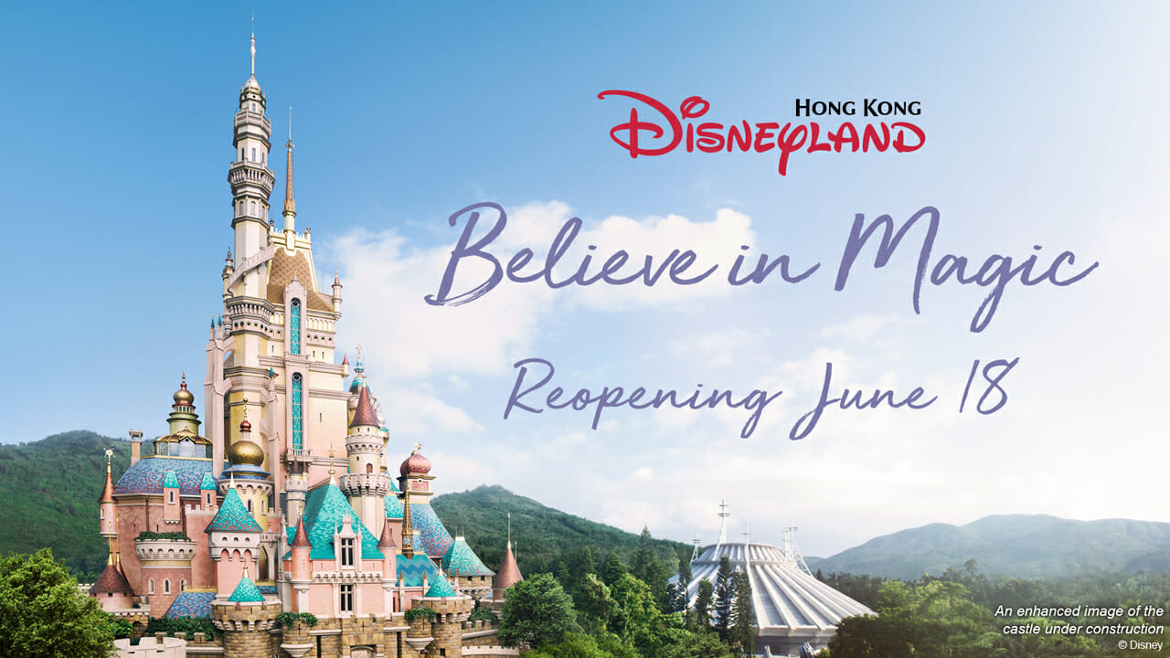 Foto de divulgação da reabertura da Disneyland de Hong Kong, com uma foto do castelo, da Space Mountain e o texto "Believe in Magic - Reopening June 18"