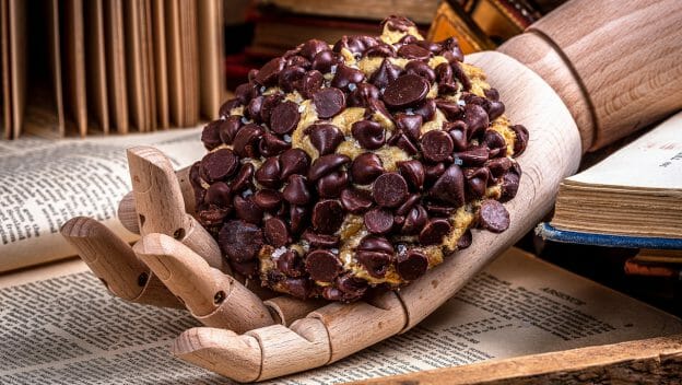 Foto do cookie gigante com muitas gotas de chocolate que é o doce mais famoso da confeitaria Gideon's Bakery