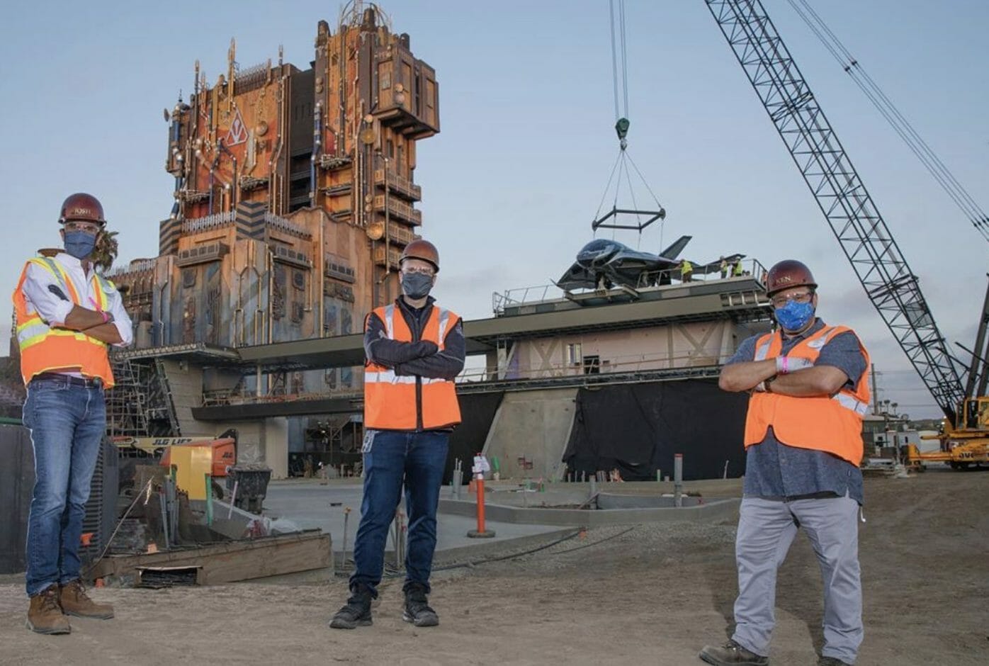 Imagem de operários trabalhando em uma reforma no Hollywood Studios. A Tower of Terror está visível ao fundo.