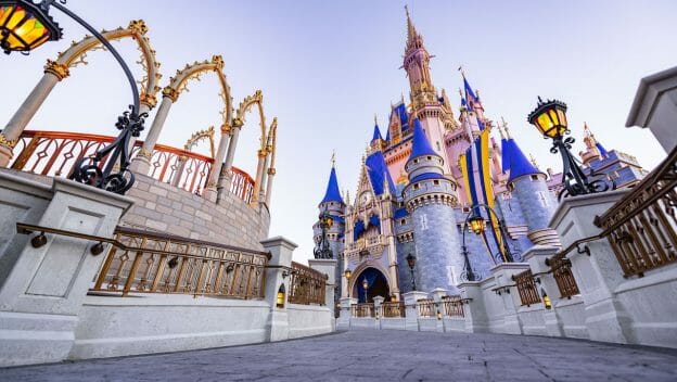 Foto divulgada pela Disney do castelo da Cinderela do Magic Kingdom após a reforma, com as torres pintadas em um azul mais vibrante e novos detalhes em dourado.