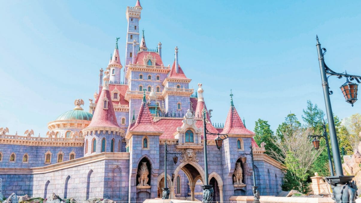 Foto divulgada da nova área temática da Bela e a Fera na Disneyland de Tóquio, mostrando o castelo da Fera, pintado de lilás e com telhas cor-de-rosa.