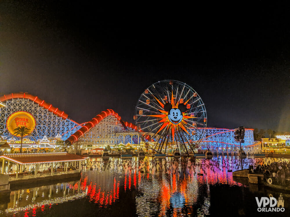 Imagem da roda-gigante do Mickey que fica no Disney's California Adventure à noite, com o parque todo iluminado.