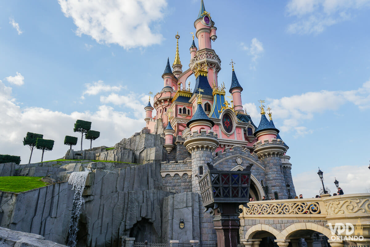 O castelo da Disneyland Paris, rosa com detalhes em azul