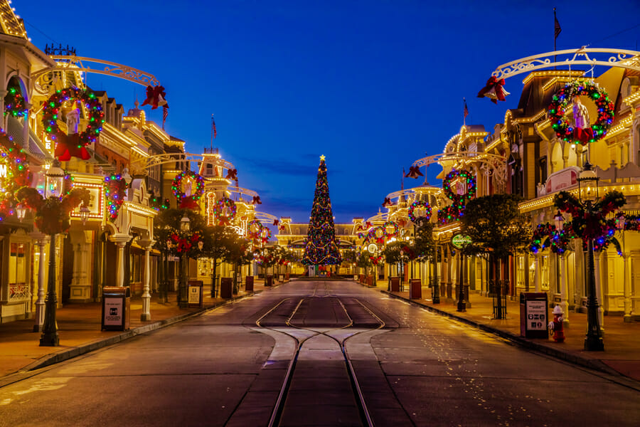 Foto da Main Street decorada para Natal em 2020