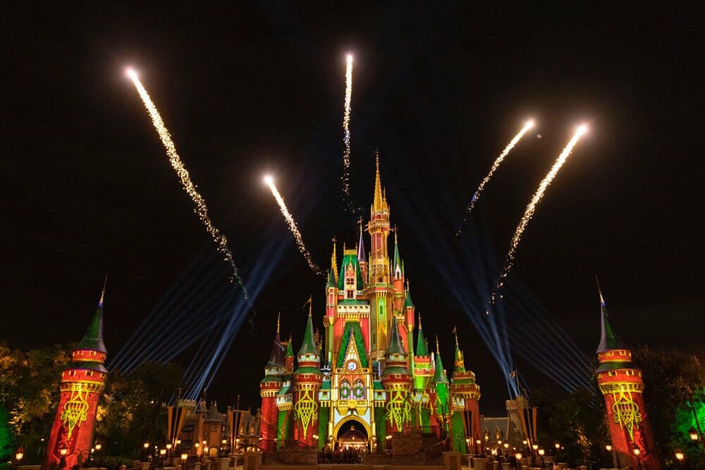 Foto do castelo da Cinderela do Magic Kingdom durante um show de projeções e fogos