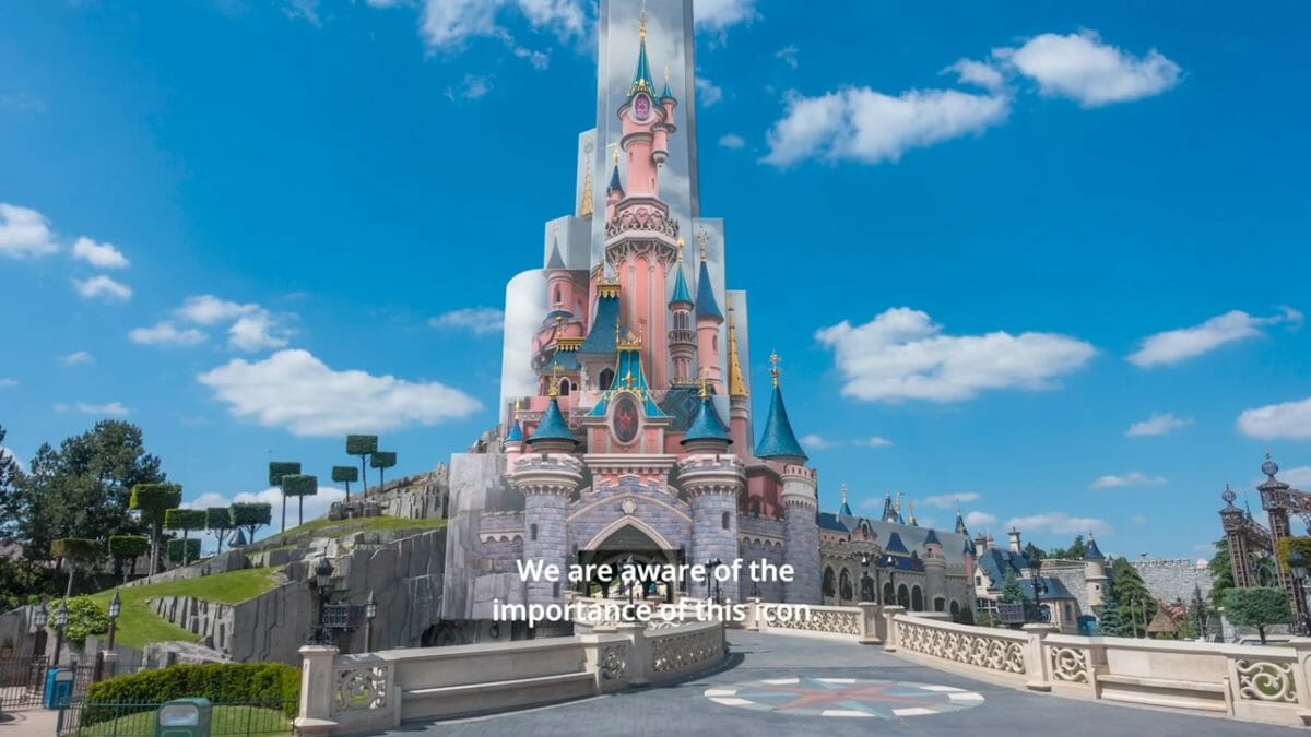 Foto do castelo da Bela Adormecida na Disneyland de Paris, pintado de rosa com detalhes em azul e dourado