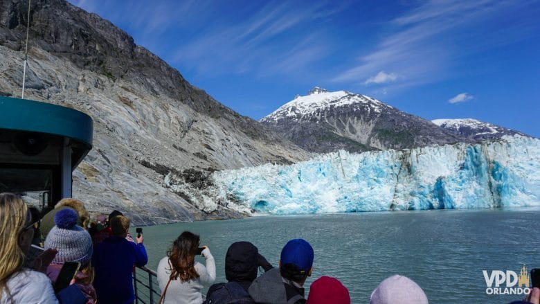 pessoas avistando geleira de dentro de um barco no Alasca.