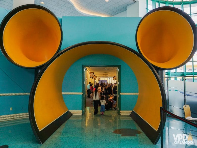túnel em formato de Mickey para embarcar no navio em Porto Canaveral