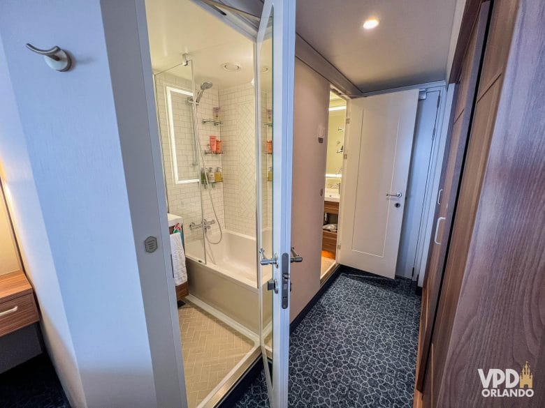 duas portas divisórias mostrando os banheiros do tipo split nos navios da Disney Cruise Line.