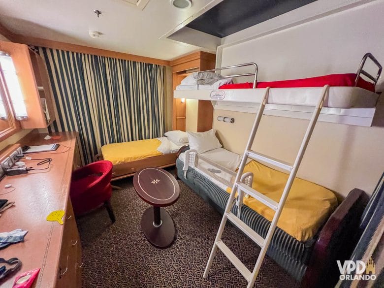 beliche e cama de solteiro de uma cabine com varanda no navio da Disney Cruise Line