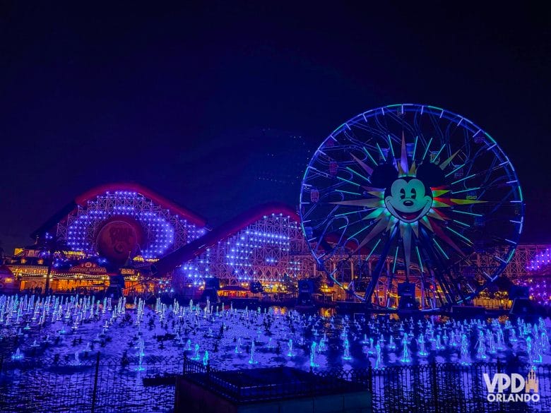 Foto do Disney California Adventure à noite, durante o show World of Color.