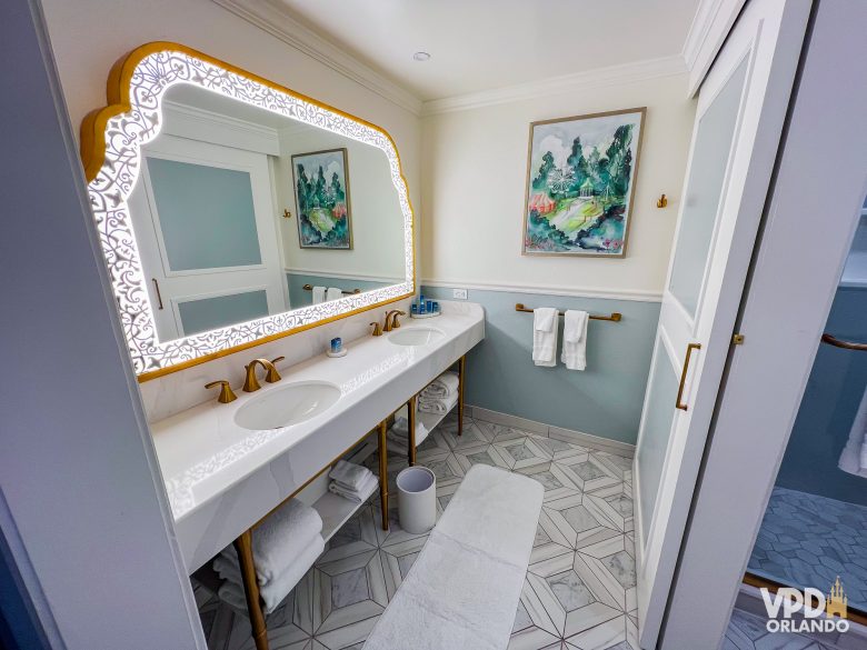visão do banheiro do grand floridian, com espelho grande e duas pias.