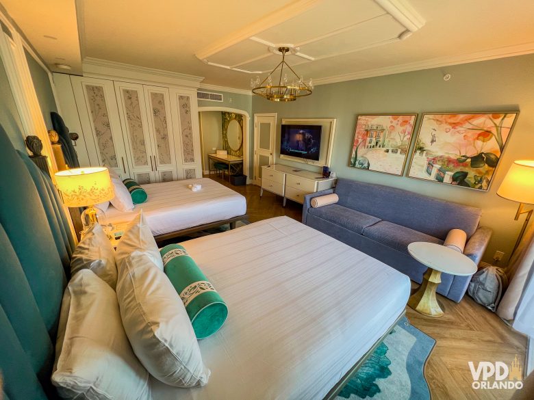 visão geral do quarto do grand floridian, com duas camas, um sofá cinza e várias decorações de mary poppins
