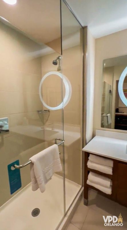 Banheiro branco, com box e chuveiro